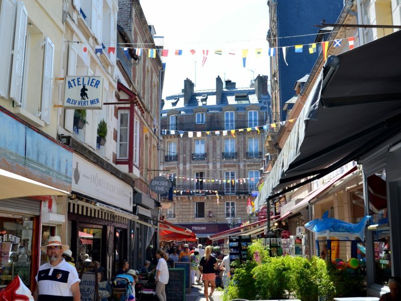La rue des bains et ses aventures