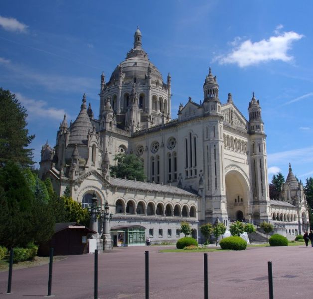 Visitez la basilique Sainte-Thérèse de Lisieux